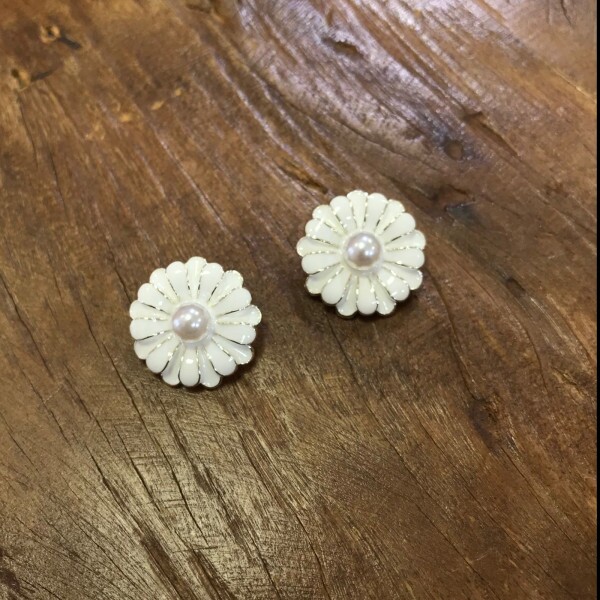 Botão Flor Off White com Perola