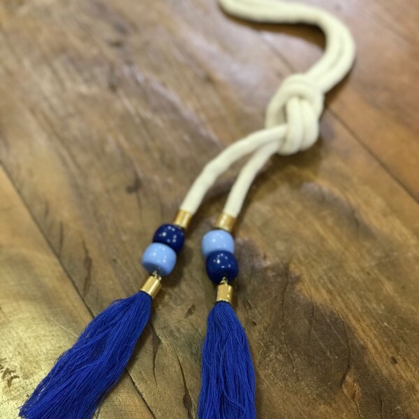 Cordão Natural com Franja Azul Bic Pedraria Azul com Dourado