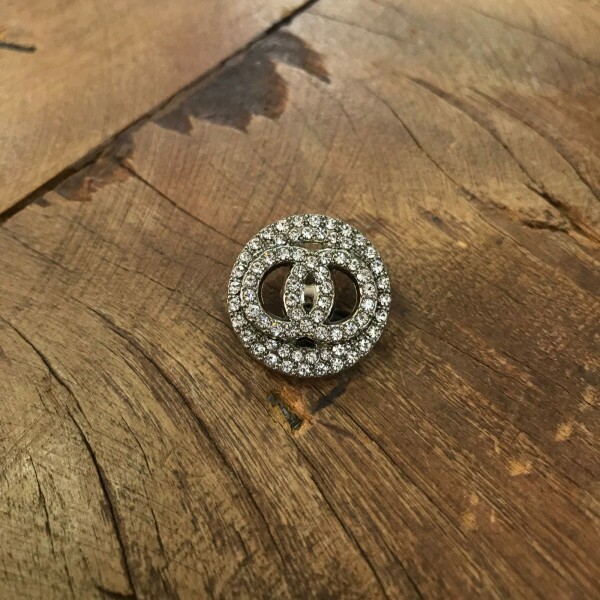 Botão Chanel Prata com Strass Grande