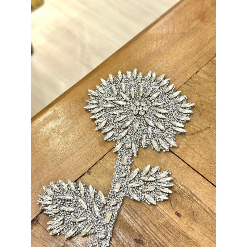 Aplique Floral de Pedras