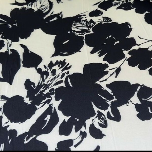 Cetim Belíve Fundo Nude Floral Preto