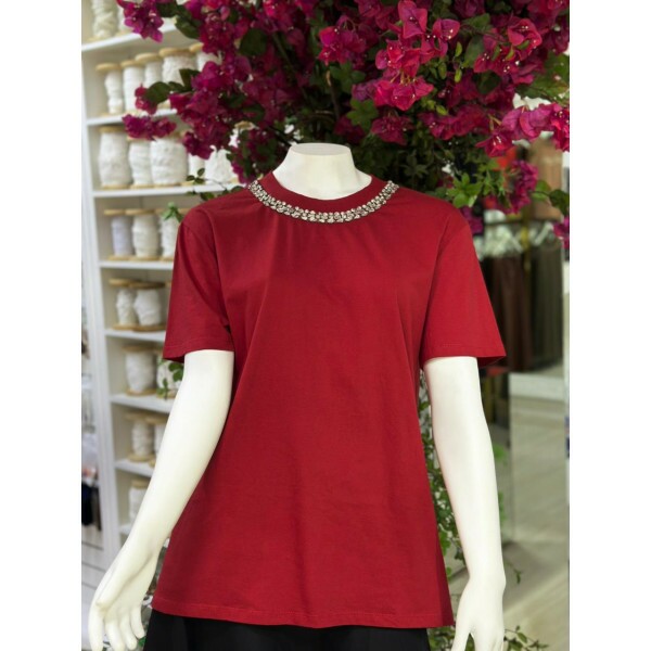 Camiseta de algodão com gola bordada Camiseta de algodão com gola bordada