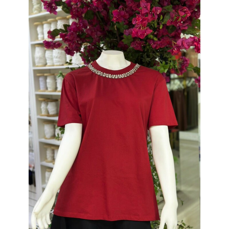 Camiseta de algodão com gola bordada
