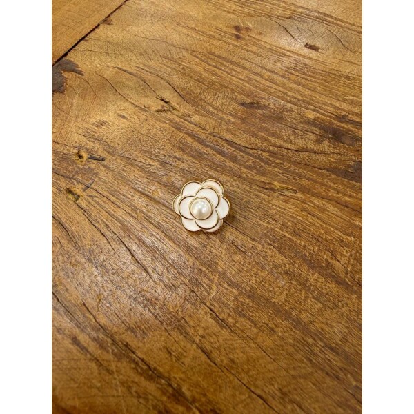 Botão Camélia  Off White Tam 28