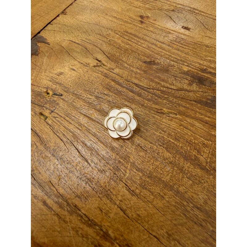 Botão Camélia  Off White Tam 28