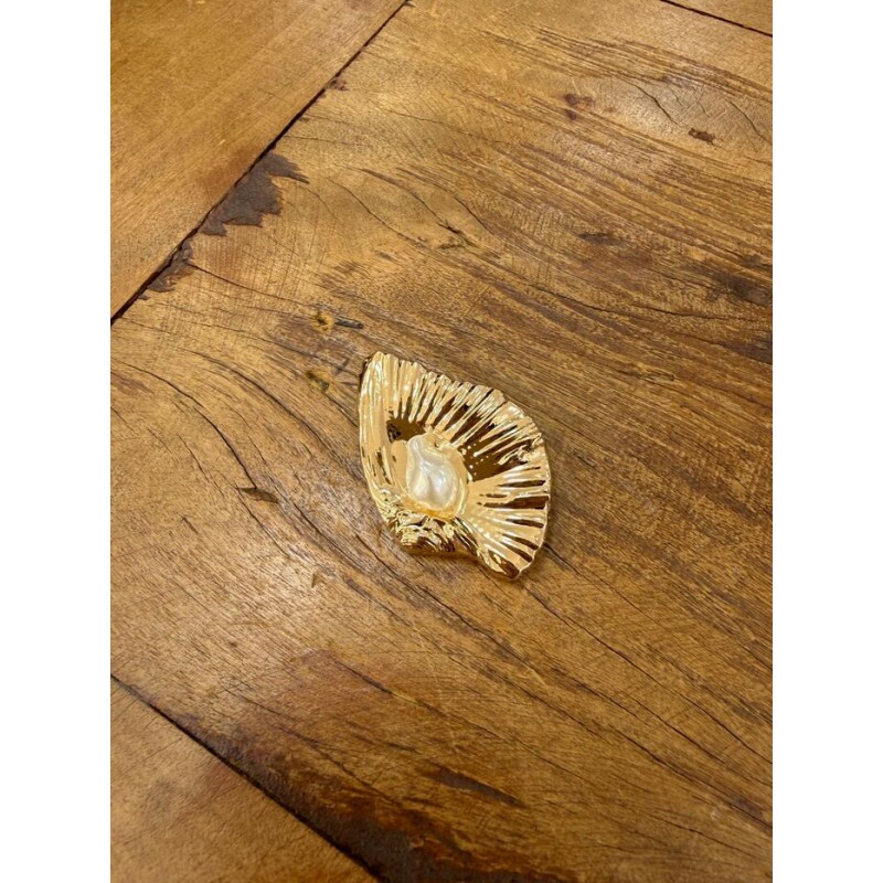 Botão dourado concha com pérola 
