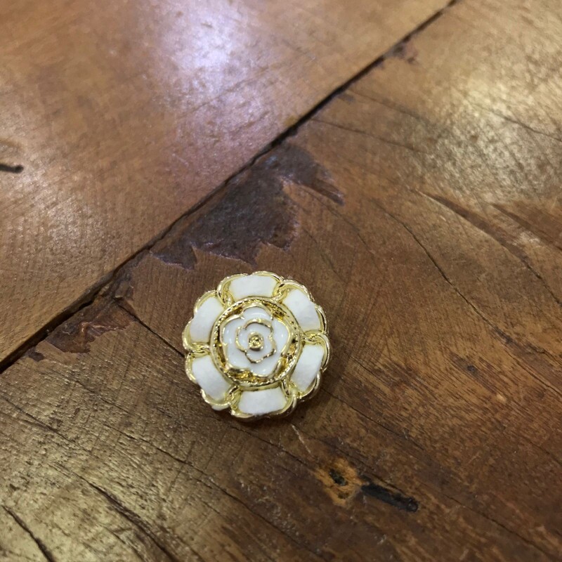 Botão Flor Trabalhada Dourada com Off White