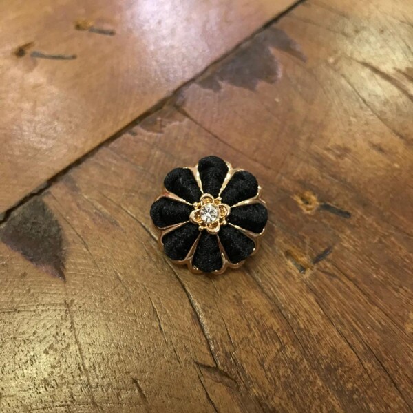 Botão Flor com Veludo Acetinado e Strass Black Maior