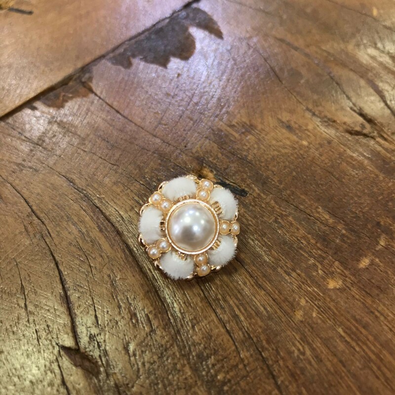 Botão Flor com Veludo e Micro Pérolas Off White Pequeno - 11906