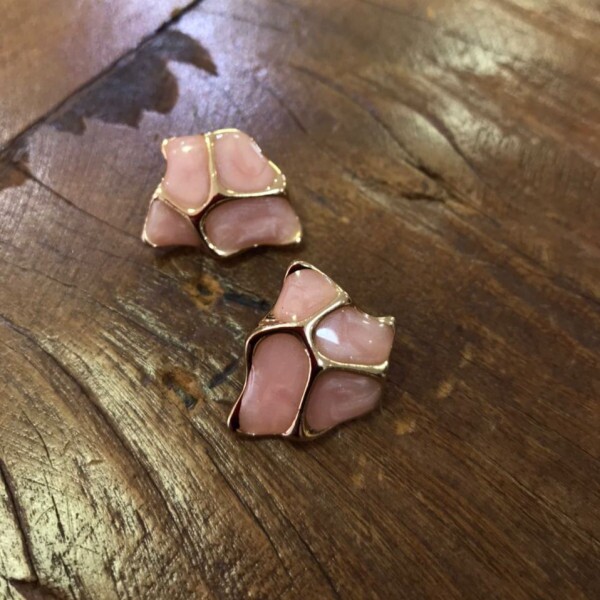 Botão Quartzo Rosa com Detalhes Dourado