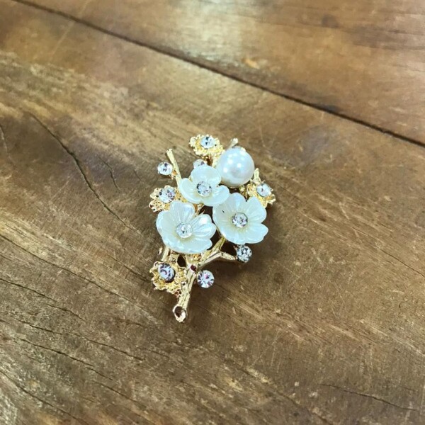 Broche Flores Off White com Strass