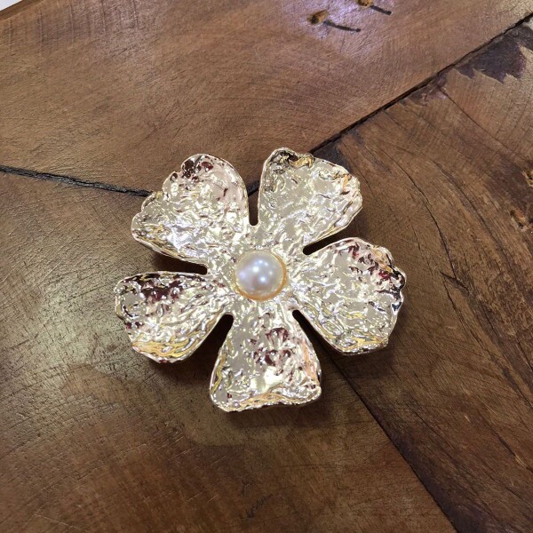 Fivela Flor Dourada com Pérola