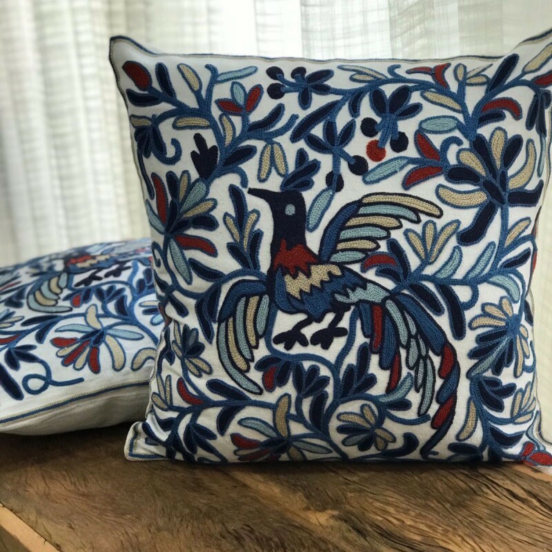 Almofada Passaro Trabalhado Azul e Vermelho