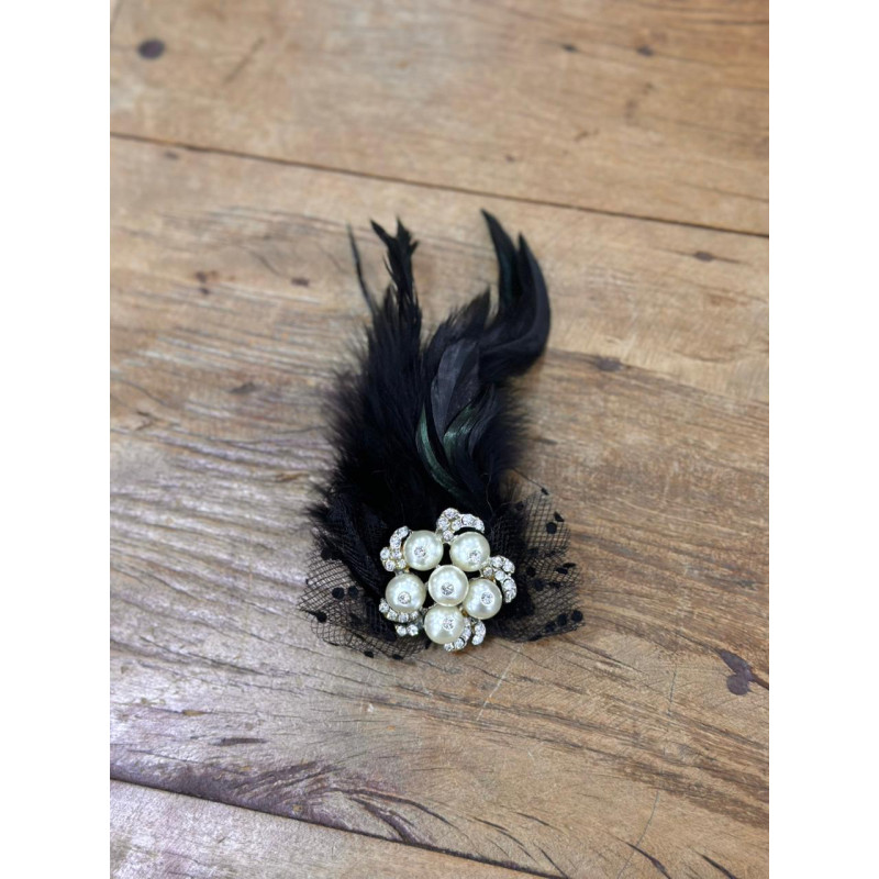 Broche de penas e pedras