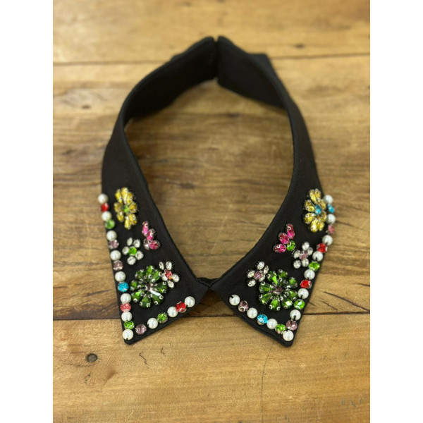 Gola Black com Bordado de Pedrarias