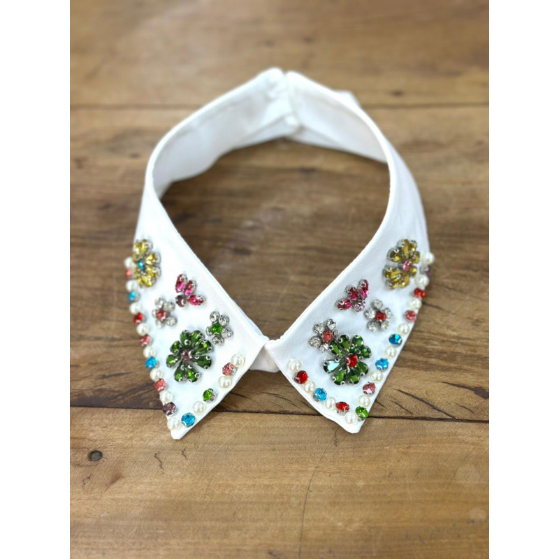 Gola Off White com Bordado de Pedrarias