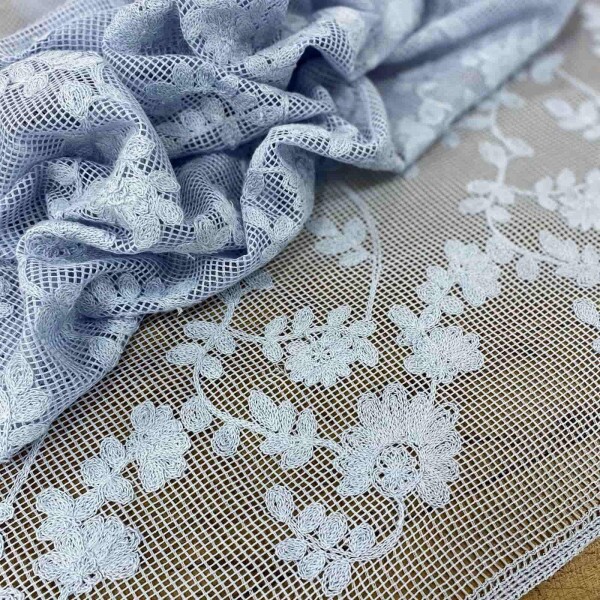Tela Azul Bebe Floral Bordada