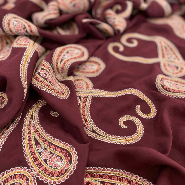 Crepe Leve Marsala Paisley Bordado