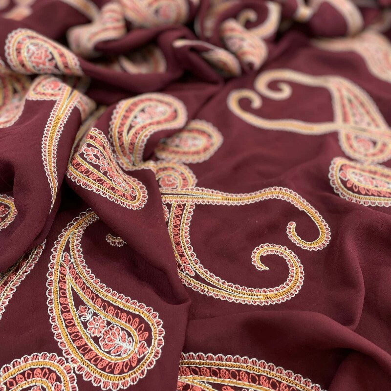 Crepe Leve Marsala Paisley Bordado