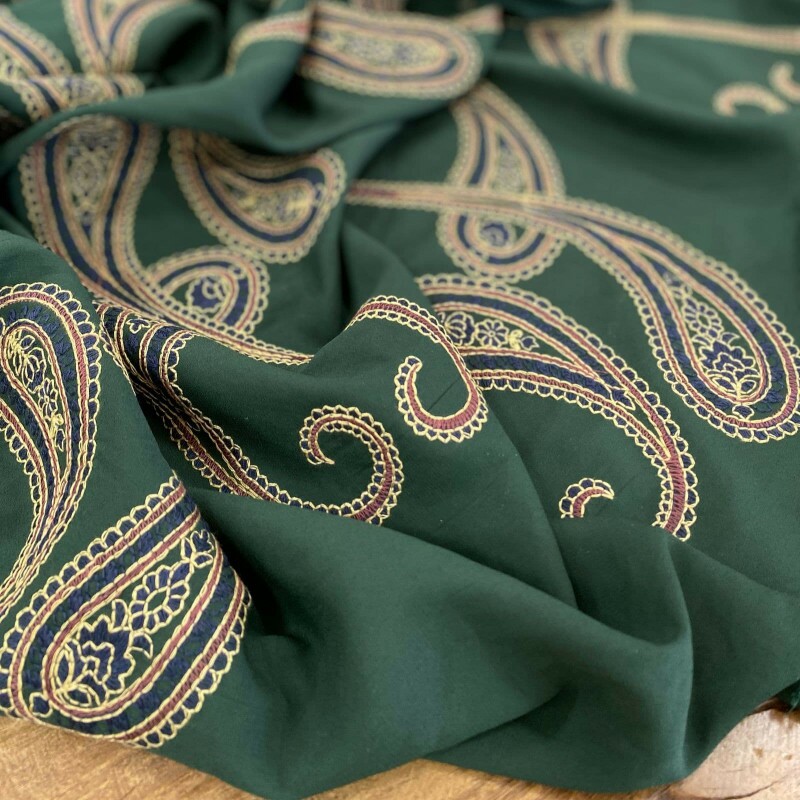 Crepe Leve Verde Paisley Bordado