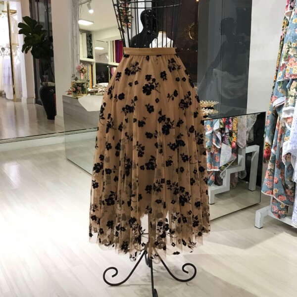 Saia de Tulle com Flor de Veludo Capuccino Nesgada