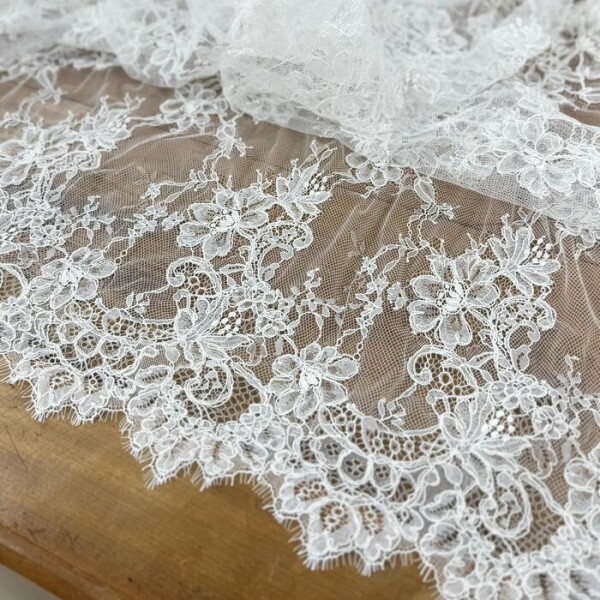 Renda Chantilly Soutache