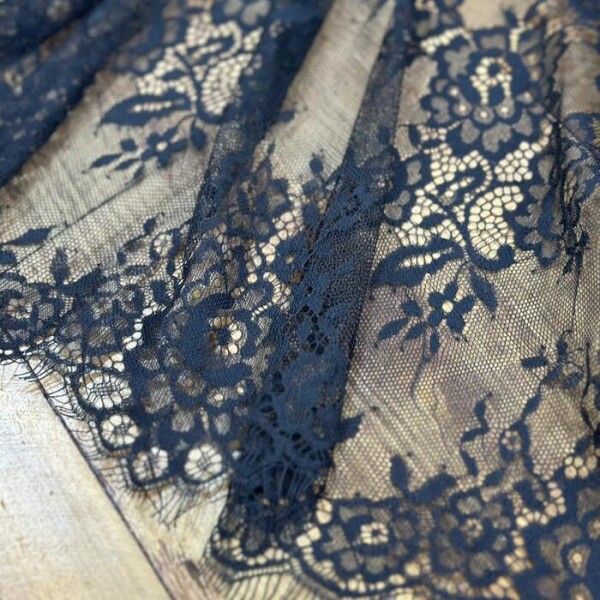 Renda Chantilly Preta