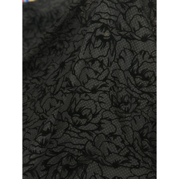 Tela preta com Relevos Florais em Veludo
