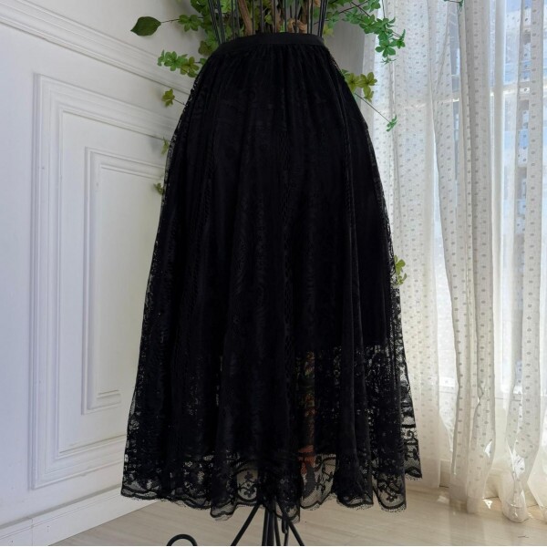 Saia Midi de Renda Chantilly Preto Saia Midi de Renda Chantilly Preto